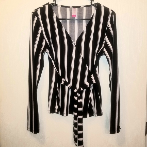 Tops - 🎉NEW🎉Beautiful Black/White Striped Shirt/Top